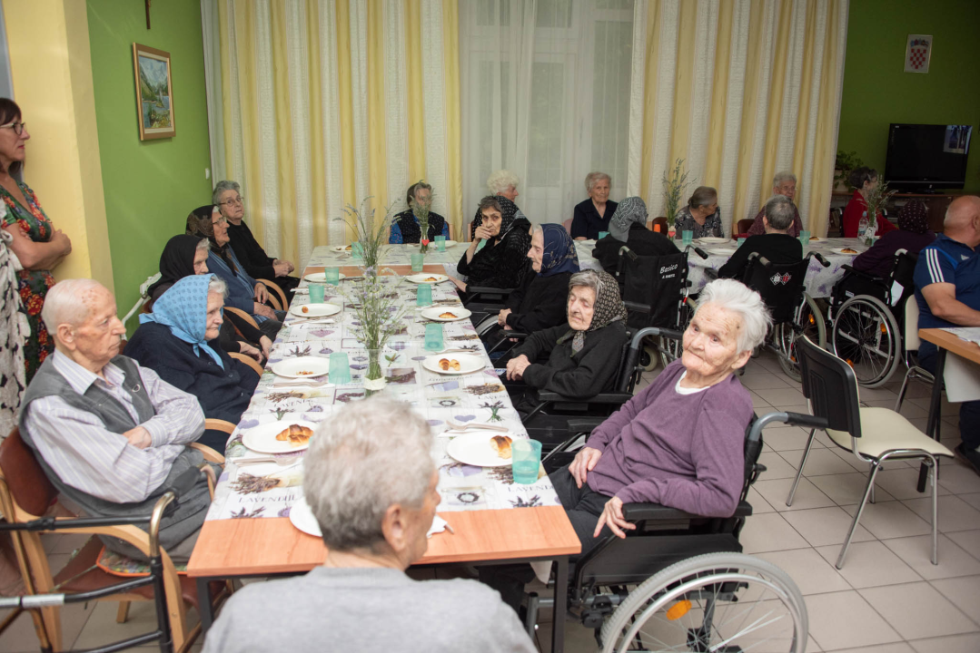 Druženje u Domu za starije i nemoćne Knin povodom uređenja okoliša  