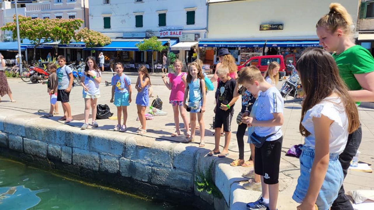 Šibenska djeca čistila i oplemenila more uz rivu: Na mulu Krke poletjelo na desetke eko-kuglica