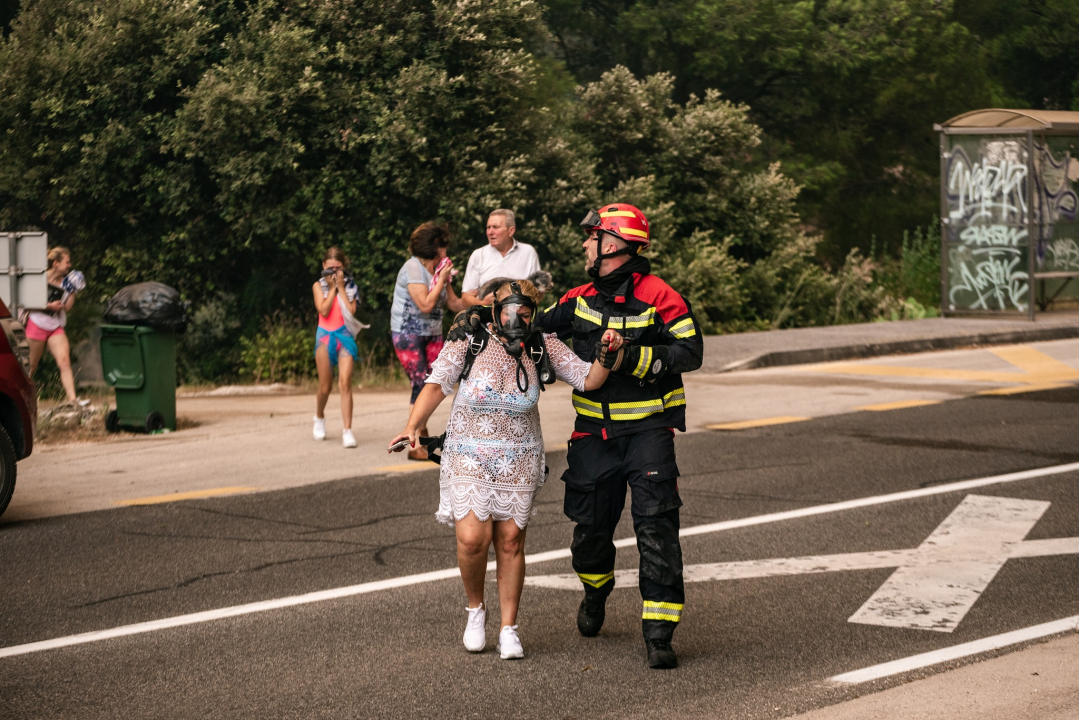 FOTOGALERIJA: Vatrogasci i stanovnici bore se s požarom u Grebaštici