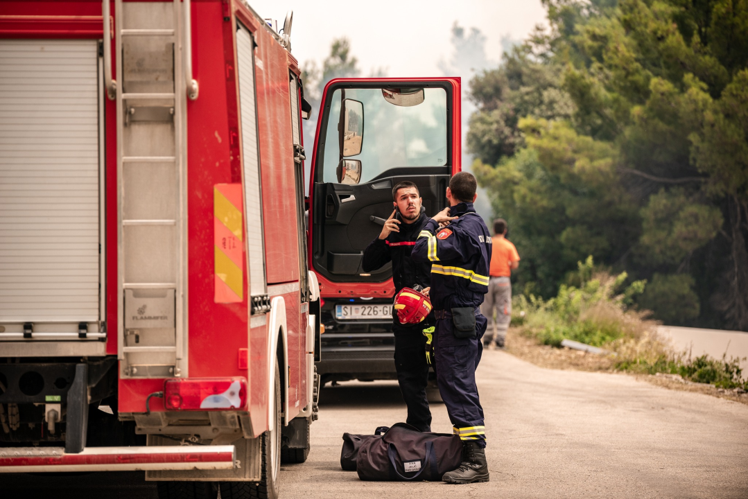 FOTOGALERIJA: Vatrogasci i stanovnici bore se s požarom u Grebaštici