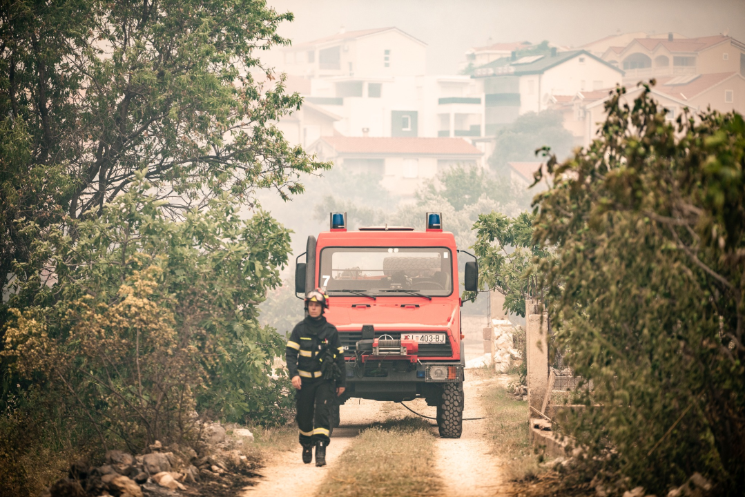 FOTOGALERIJA: Vatrogasci i stanovnici bore se s požarom u Grebaštici