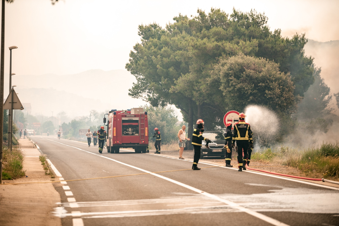 FOTOGALERIJA: Vatrogasci i stanovnici bore se s požarom u Grebaštici