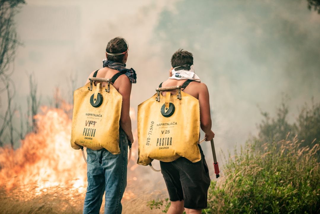 FOTOGALERIJA: Vatrogasci i stanovnici bore se s požarom u Grebaštici