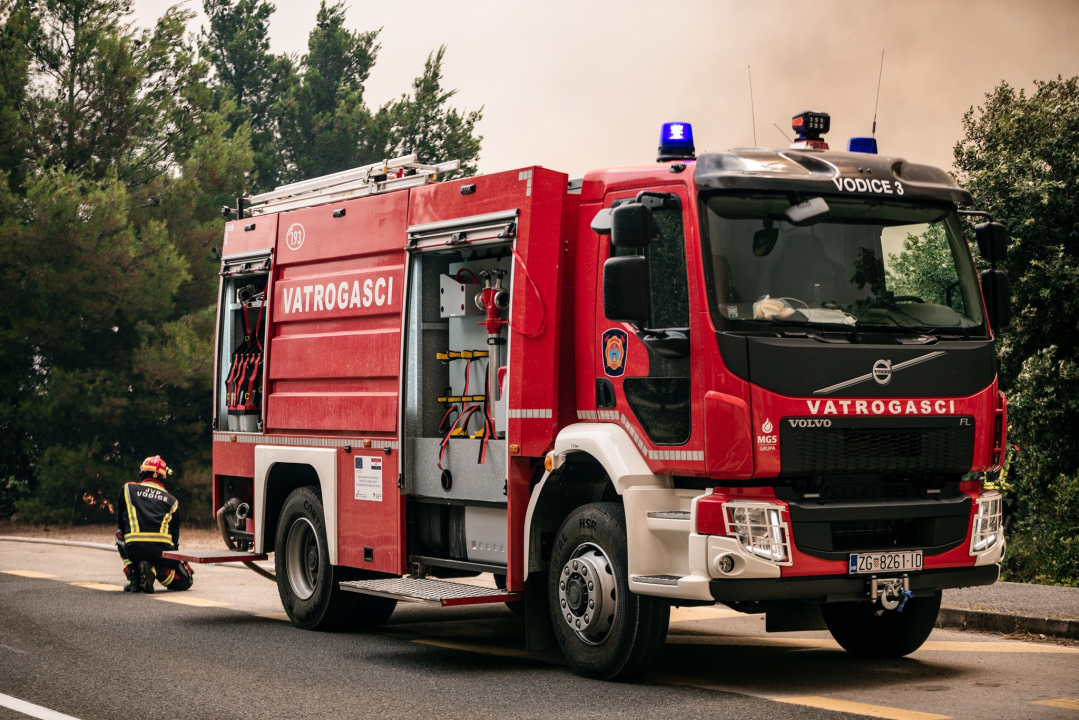 FOTOGALERIJA: Vatrogasci i stanovnici bore se s požarom u Grebaštici