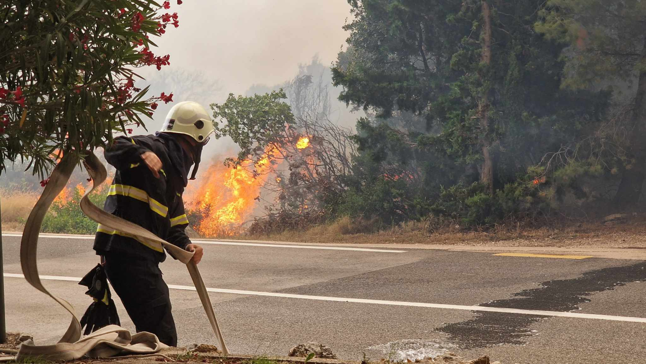 FOTOGALERIJA iz središta požara: Grčevita borba protiv vatre i vjetra