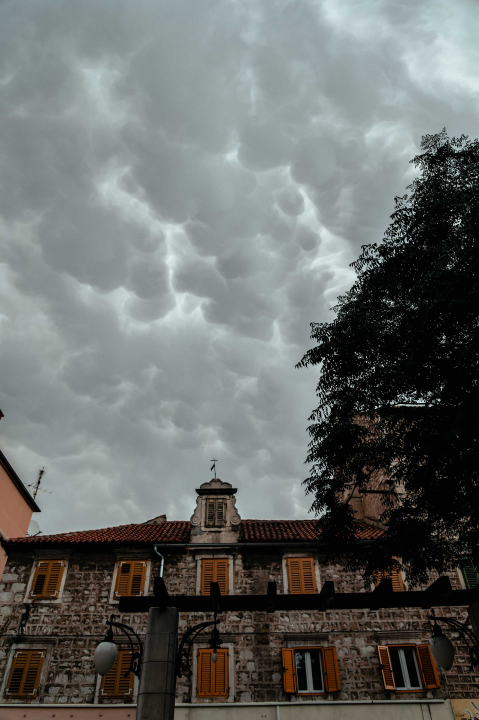 Nevrijeme stiglo do Šibenika i donijelo zanimljive mammatus oblake