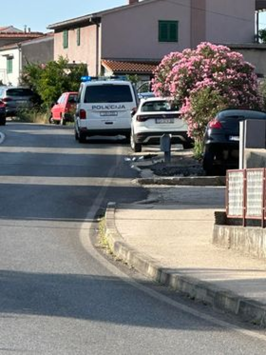 Automobil u Crnici sletio s ceste, vozač prevezen u bolnicu