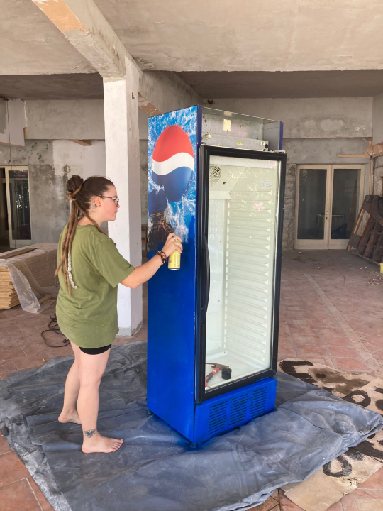 Na Zlarinu u frižiderima čuvaju knjige, a turistima dijele vodič u kojem se šale na vlastiti račun