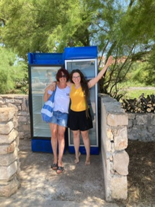 Na Zlarinu u frižiderima čuvaju knjige, a turistima dijele vodič u kojem se šale na vlastiti račun