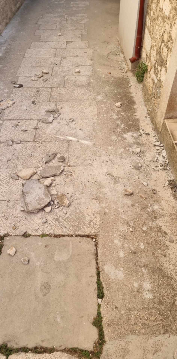 Padaju dijelovi fasade u ulici Jurja Dalmatinca na Gorici: 'Netko će poginuti'