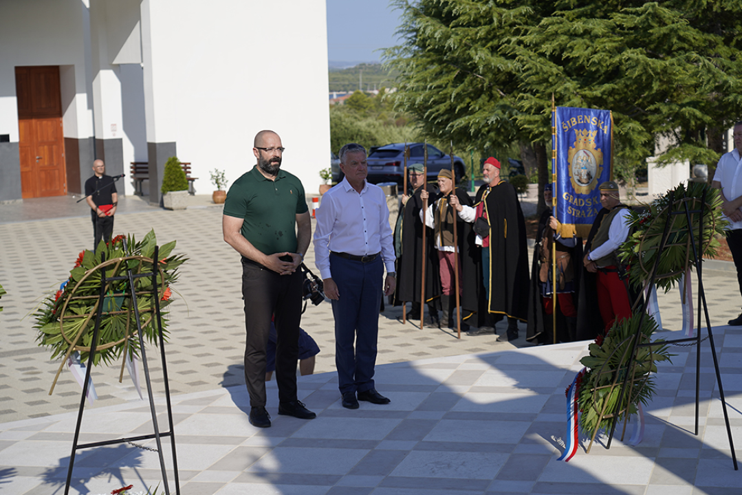 Položeni vijenci i zapaljene svijeće na Kvanju i Baldekinu