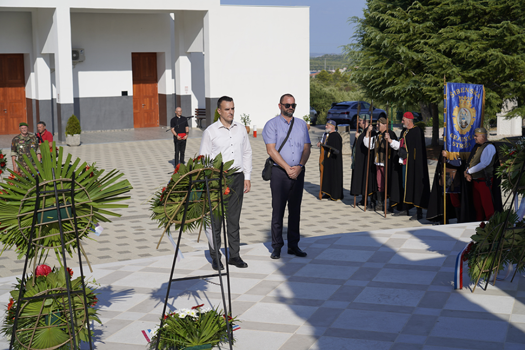 Položeni vijenci i zapaljene svijeće na Kvanju i Baldekinu