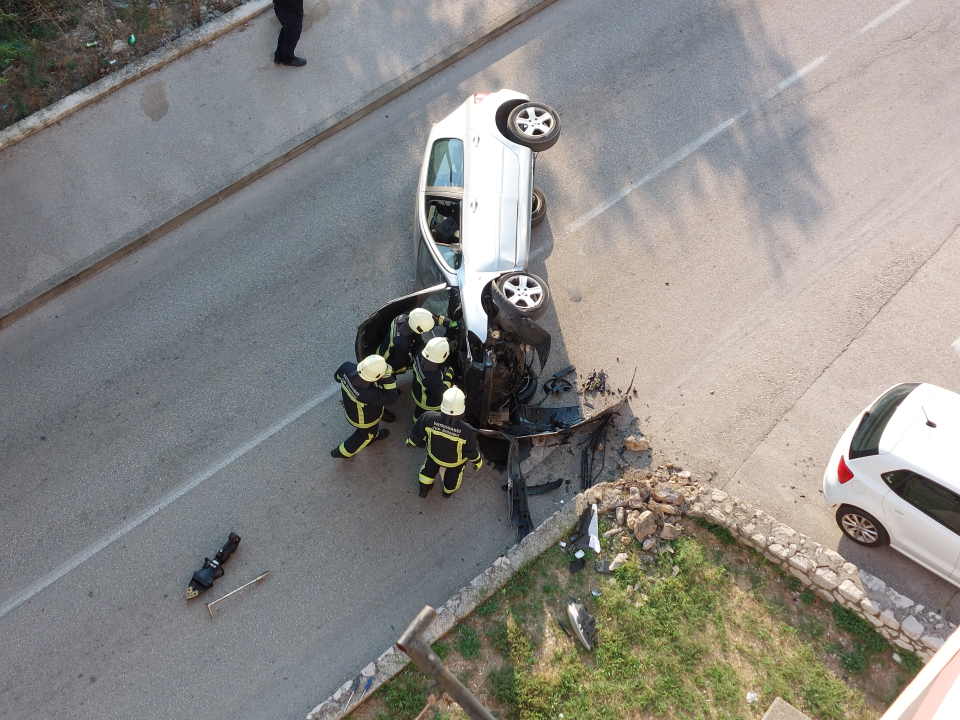 Automobilom se zabio u zid na Baldekinu, vozilo se okrenulo na bok