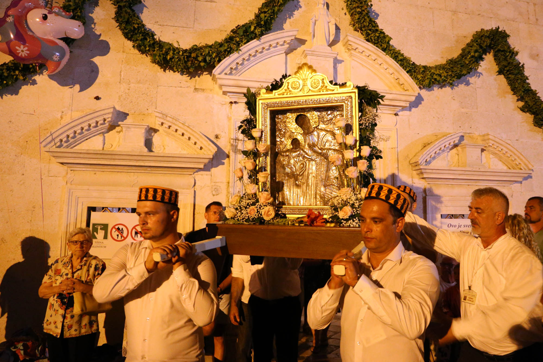 Večer uoči Velike Gospe brojni vjernici hodočastili u Vrpolje
