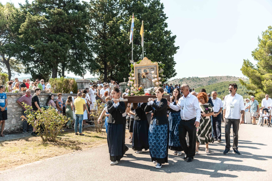 Na štandovima u Vrpolju janjetine nema, ali zato je red preko ceste: 'Tko ima u džepu, taj će i pojesti'