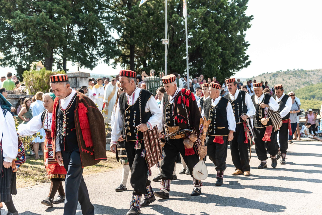 Na štandovima u Vrpolju janjetine nema, ali zato je red preko ceste: 'Tko ima u džepu, taj će i pojesti'