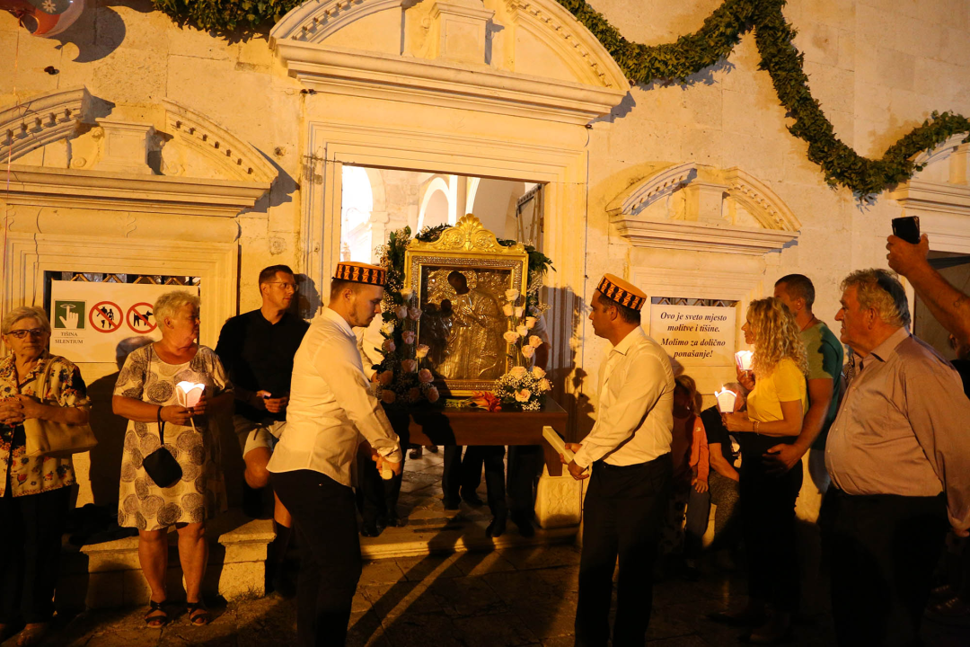 Večer uoči Velike Gospe brojni vjernici hodočastili u Vrpolje