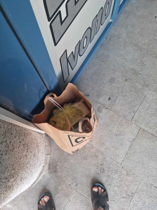 Netko mrtvo-hladno odlaže smeće na ulazu zgrade na Baldekinu