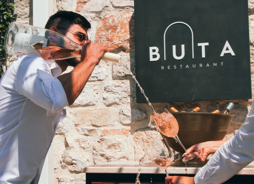 Uživajte u vrhunskoj vinskoj kapljici na 'Rose Flavor Fusionu' u Bute!  