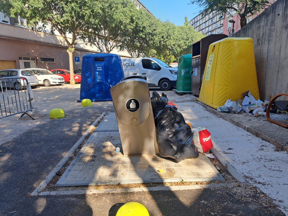 Novi dan, novo smeće, novi razvaljeni kontejneri: ‘Navikla sam da je kvart gadan, neka onda bude jeftin’