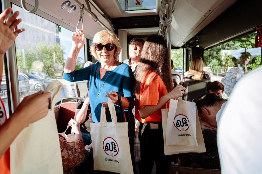 Gradski parking dijelio poklone putnicima, gradska uprava najavila nabavku električnih autobusa