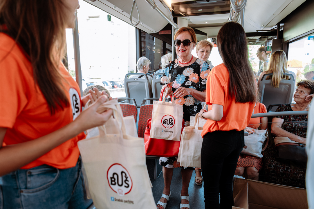 Gradski parking dijelio poklone putnicima, gradska uprava najavila nabavku električnih autobusa