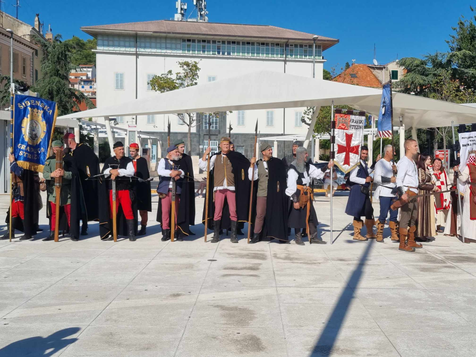 Na Poljani postrojavanje povijesnih postrojbi: Krenuo defile gradskim ulicama  