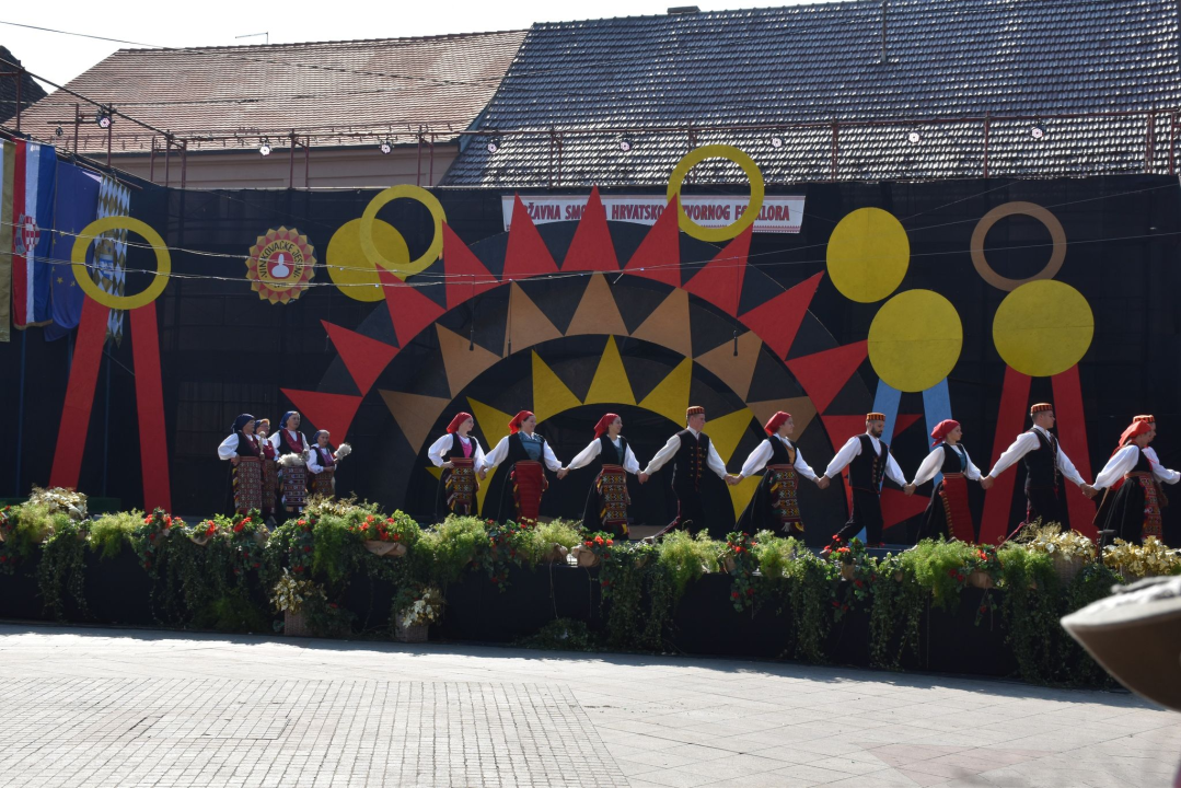 KUU Zvona Zagore na Vinkovačkim jesenima: Biralica uz diple, ojkavica, treskavica i kola po naški