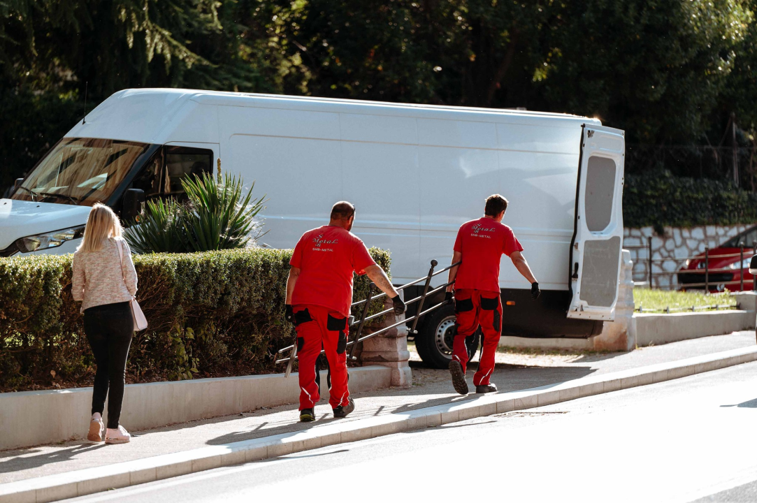 Zgrada suda i travnjaci od jutros u potpunosti opasani ogradom: Teško će se više tamo šetati kućni ljubimci 