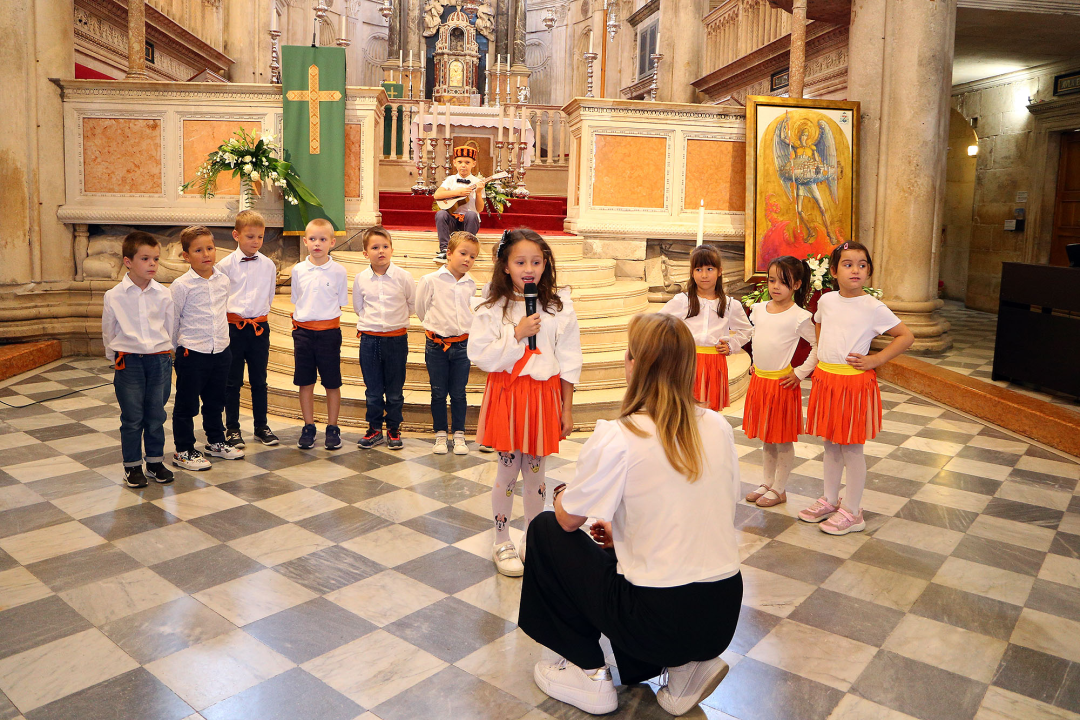 Mališani posjetili katedralu i susreli se s biskupom Rogićem