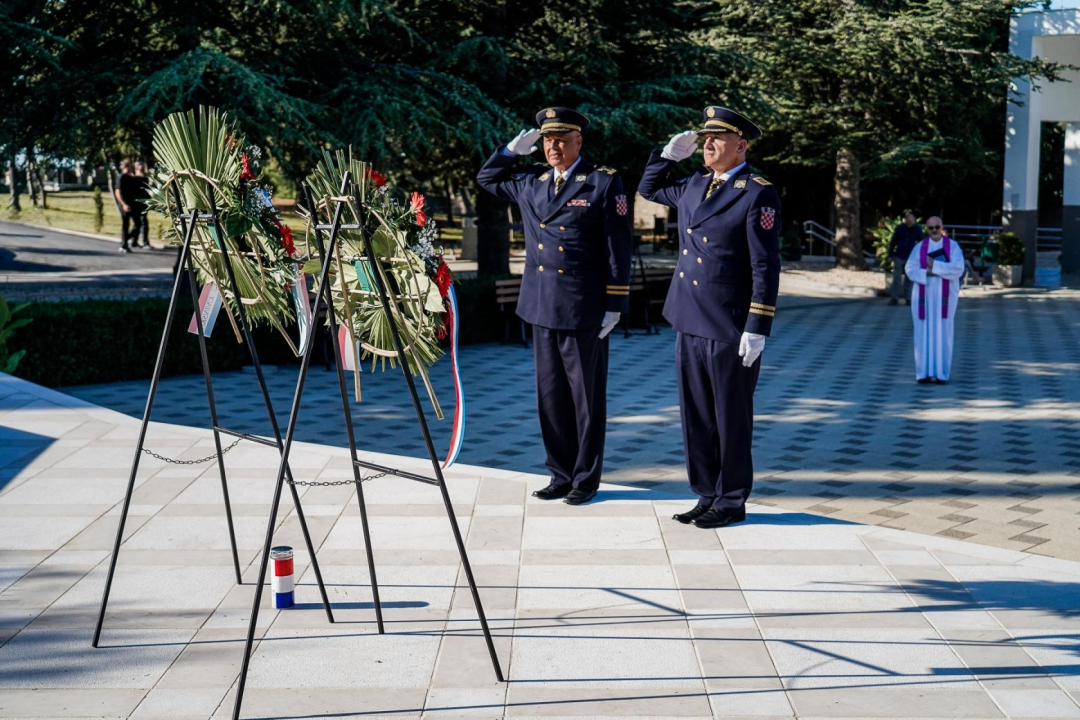 Kod Središnjeg križa na Kvanju položeni vijenci i zapaljene svijeće u povodu sv. Mihovila