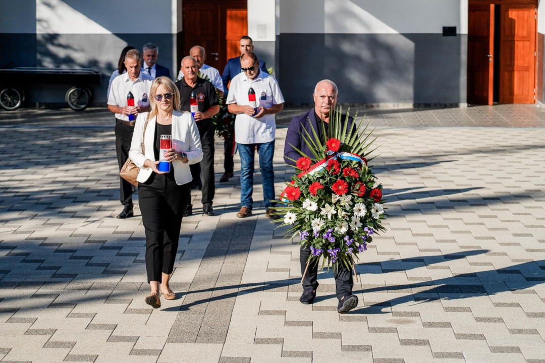 Kod Središnjeg križa na Kvanju položeni vijenci i zapaljene svijeće u povodu sv. Mihovila