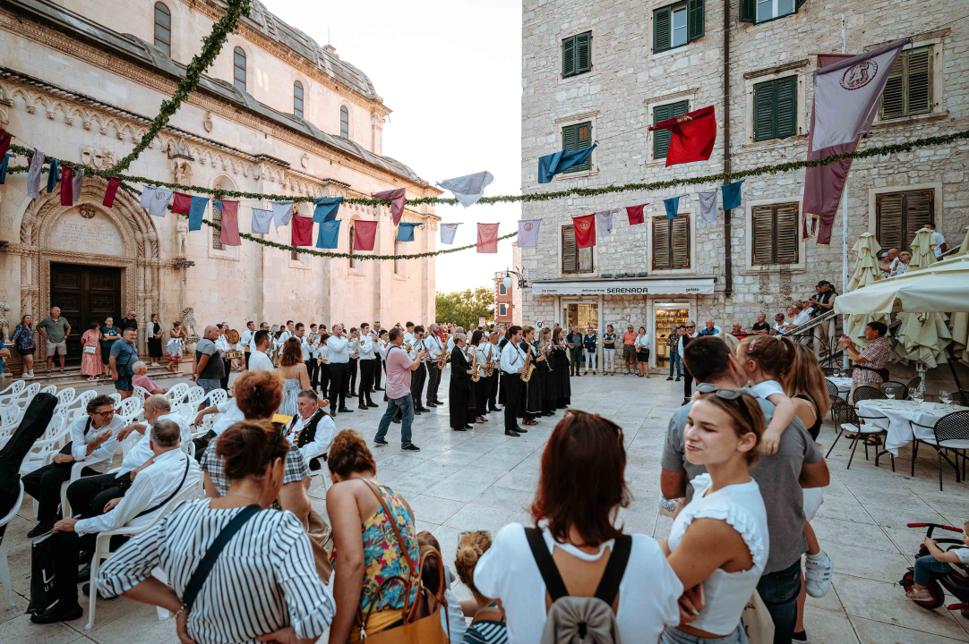 Promenada Šibenske narodne glazbe starom gradskom jezgrom oduševila prolaznike