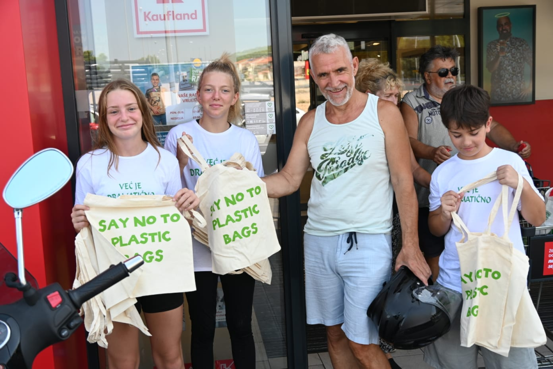 Podjelom platnenih vrećica završen prvi dio kampanje 'Već je dramatično - izbacimo plastično'