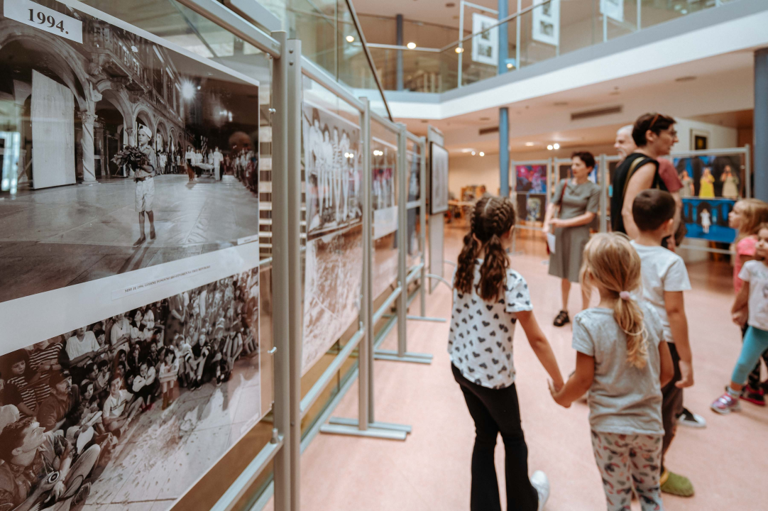 Svako dijete treba mir: U knjižnici predavanje o migrantima u lokalnoj zajednici i izložba ratnog MDF-a
