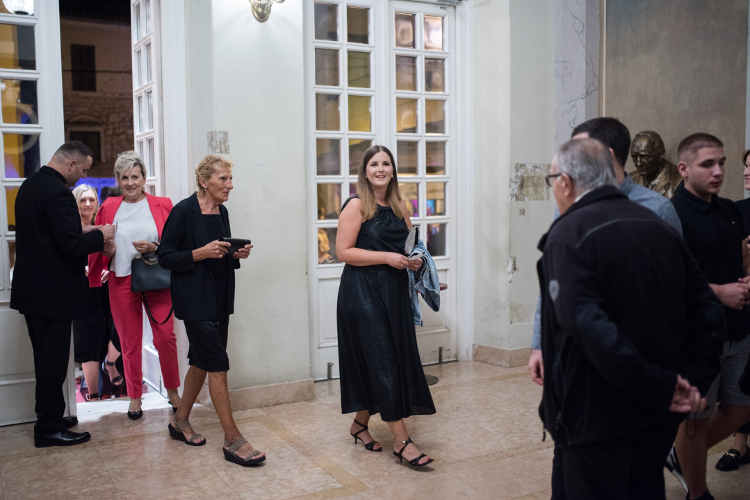 Dođi gola na večeru: Nova predstava šibenskog kazališta humorom šamara gledatelje!