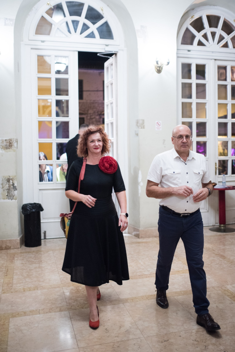 Dođi gola na večeru: Nova predstava šibenskog kazališta humorom šamara gledatelje!