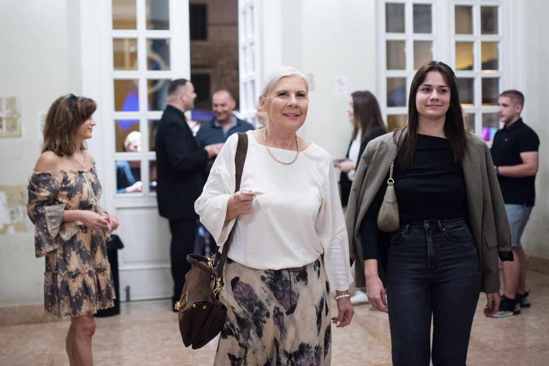 Dođi gola na večeru: Nova predstava šibenskog kazališta humorom šamara gledatelje!