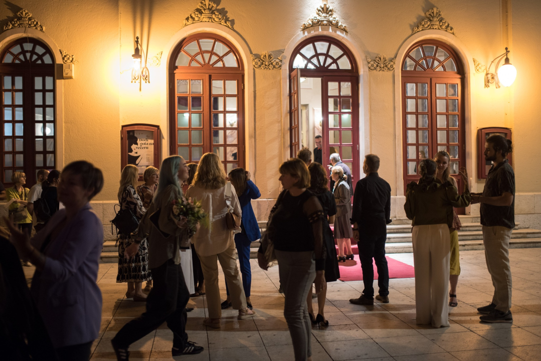 Dođi gola na večeru: Nova predstava šibenskog kazališta humorom šamara gledatelje!