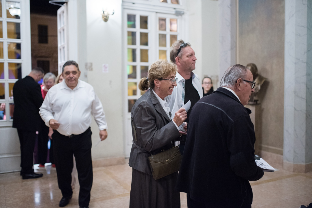 Dođi gola na večeru: Nova predstava šibenskog kazališta humorom šamara gledatelje!