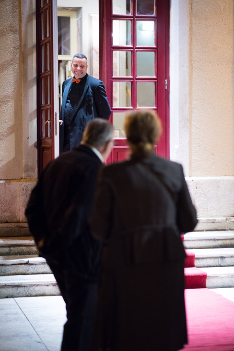 Dođi gola na večeru: Nova predstava šibenskog kazališta humorom šamara gledatelje!