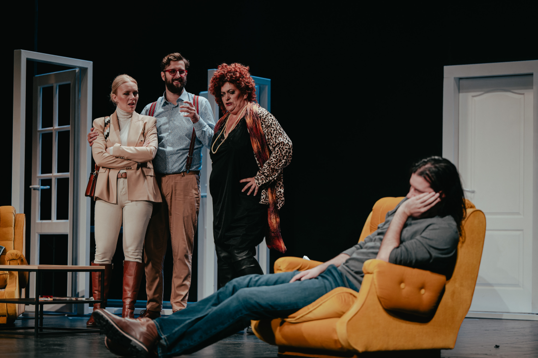 Dođi gola na večeru: Nova predstava šibenskog kazališta humorom šamara gledatelje!