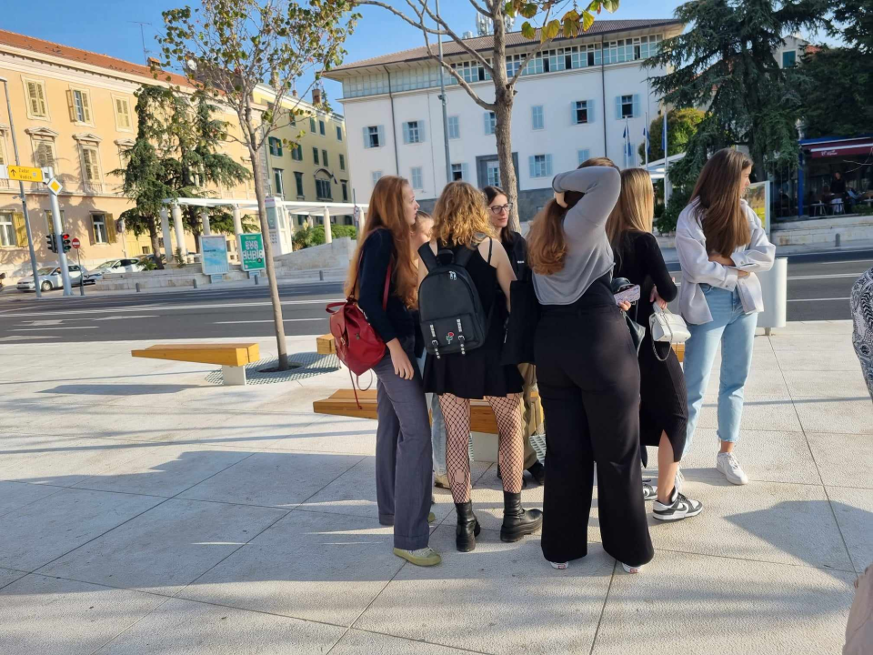 Šibenski gimnazijalci edukativnom šetnjom kroz grad obilježili Svjetski dan pješačenja 