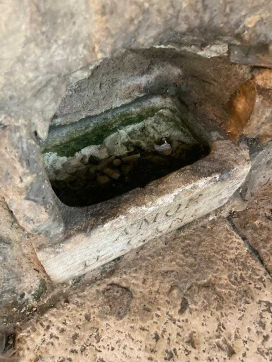 Kamene pojilice za pse na Meduliću nekima služe kao pepeljara