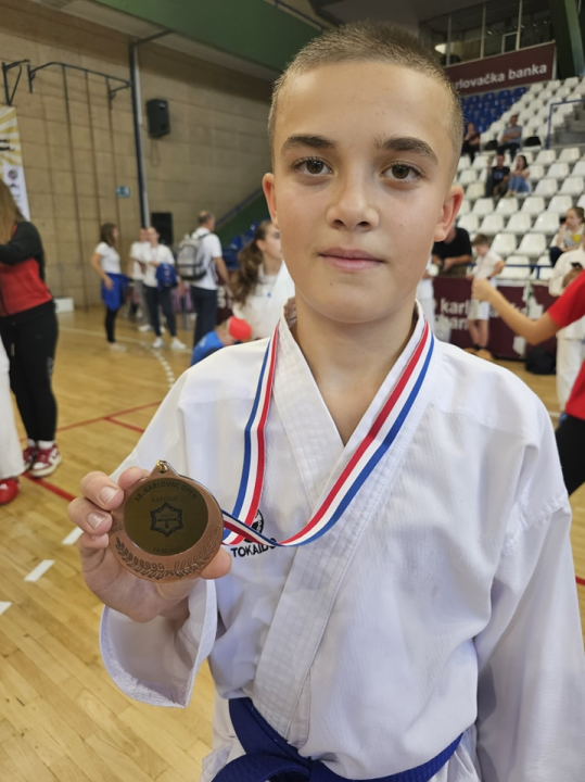 U Pirovac stiže novih sedam medalja sa karate turnira 
