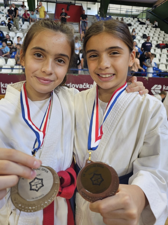 U Pirovac stiže novih sedam medalja sa karate turnira 