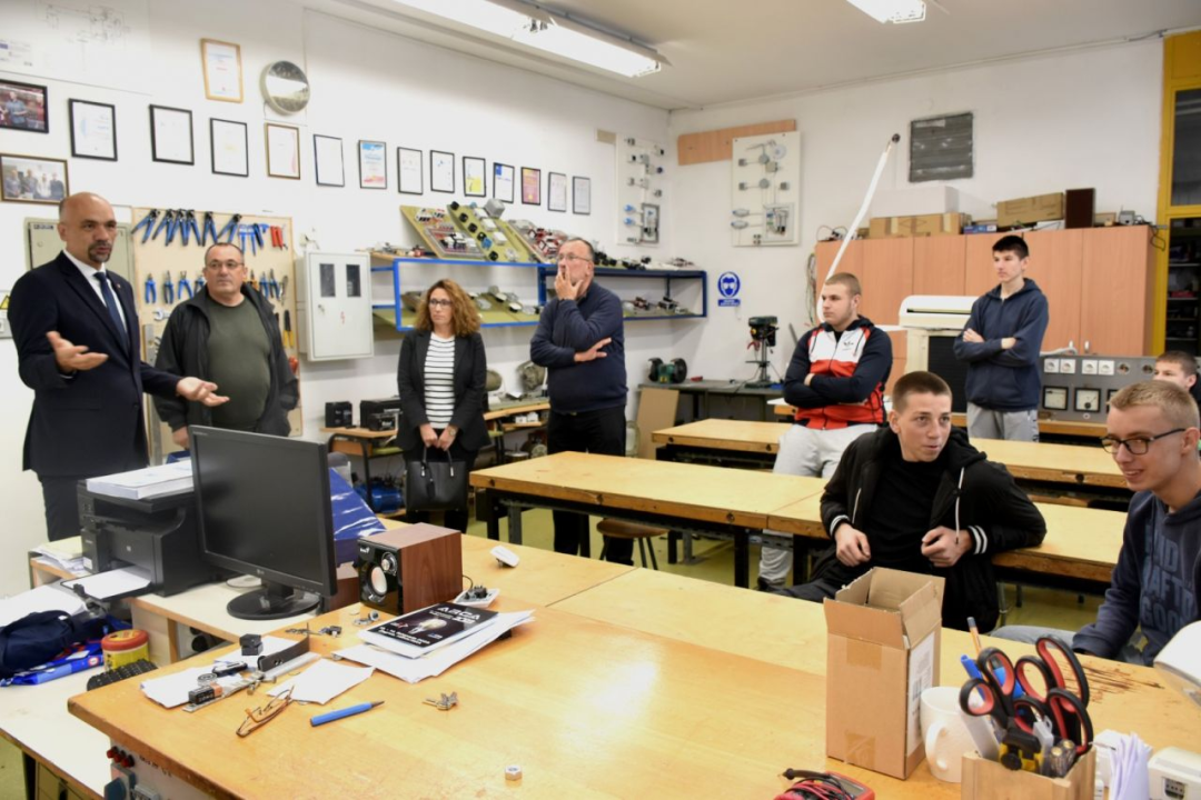 Jelić kod mladih inovatora iz Knina koji su solarnim automobilom osvojili prvo mjesto