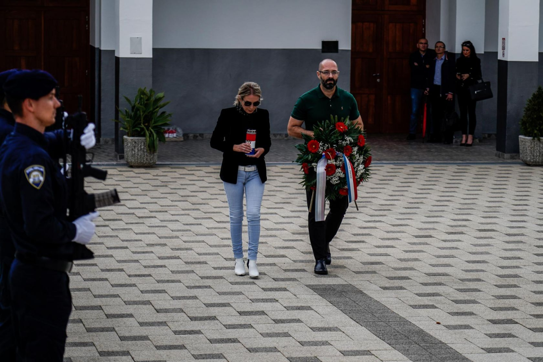 Predstavnici Grada i Županije položili vijence i zapalili svijeće na Kvanju