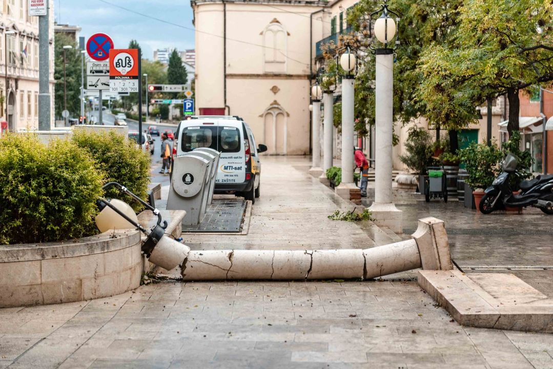 Olujni vjetar napravio kaos po gradu: Srušen rasvjetni stup na Starom pazaru, motori 'polegli' na Baldekinu...