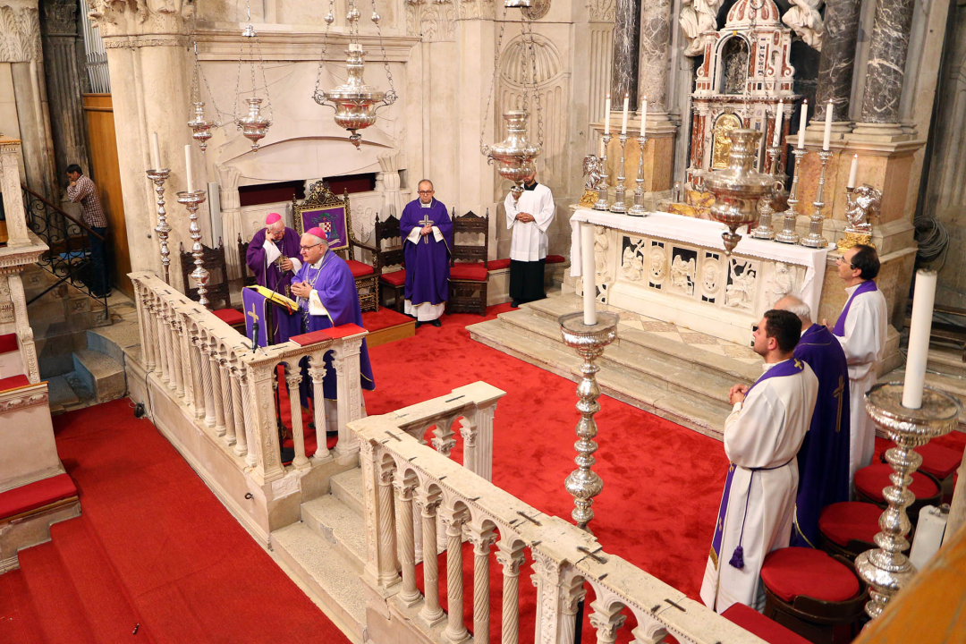 Biskup Rogić predvodio misu za preminule biskupe, svećenike i redovnice